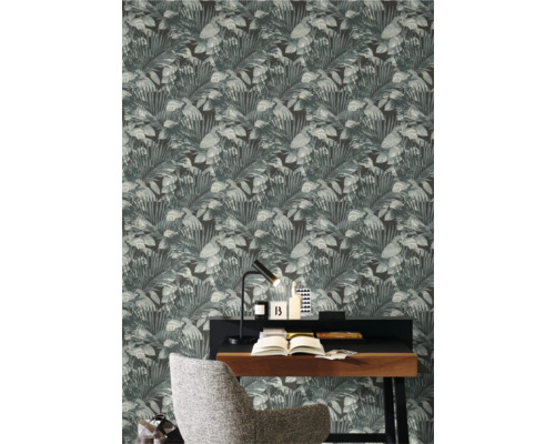 Kamerdecoratie met vliesbehang met plantenmotief achter een bureau