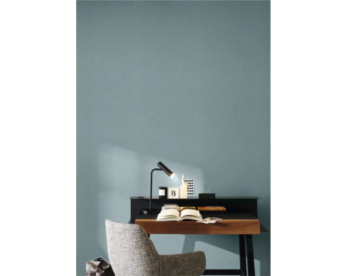 Werkkamer met bureau, lamp, stoel en open boek