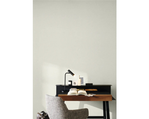 Studeerkamer met bureau, lamp en stoel voor een lichte en georganiseerde sfeer.