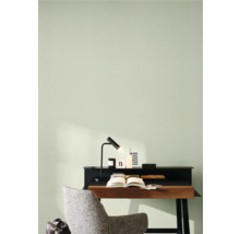 Werkkamer met bureau, lamp en stoel voor lichtgroene wand