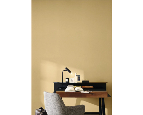 Bureau met bureaulamp en stoel in een werkkamer