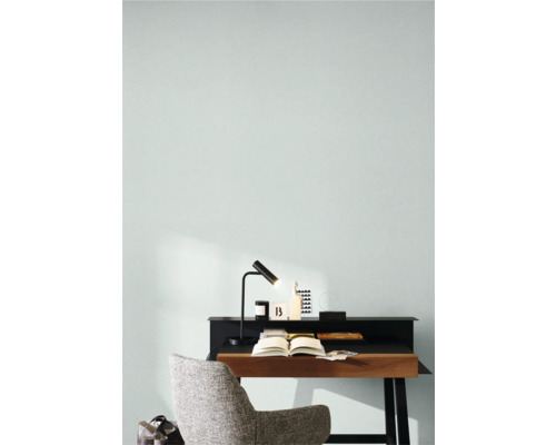 Een werkkamer met bureau, stoel en bureaulamp.