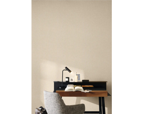 Bureau met lamp, boek en stoel in een werkkamer