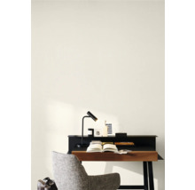 Inrichten met bureau, lamp en stoel in een lichte werkkamer
