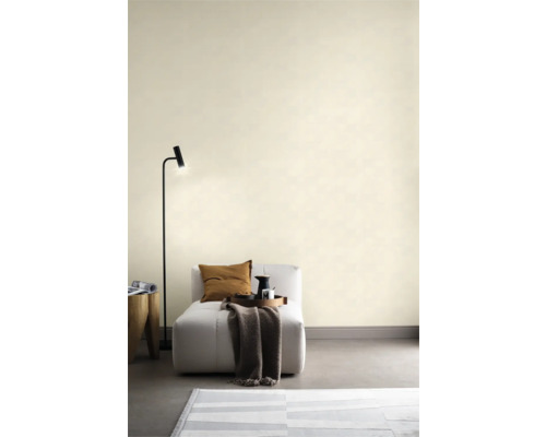 Woonkamer met stoel, staande lamp en vloerkleed voor een gezellige sfeer.