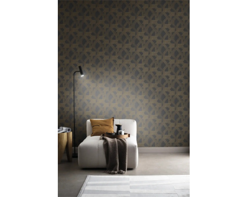 Kamerdecoratie met geometrisch patroonbehang, fauteuil, vloerlamp en tapijt