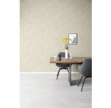Woonkamer met patroonbehang, eettafel en stoelen
