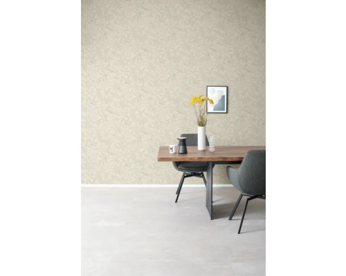 Woonkamer met patroonbehang, eettafel en stoelen