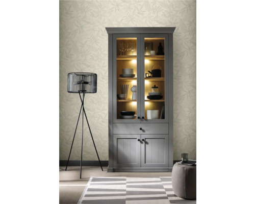 Woonkamer met grijze vitrinekast, staande lamp en tapijt