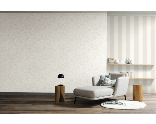 Woonkamer met patroonbehang, ligstoel en plank