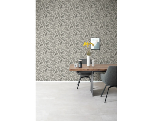 Eetkamer met eettafel, stoelen en behang met bladmotief