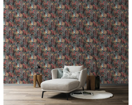 Woonkamer met behang met bloemmotief en ligstoel