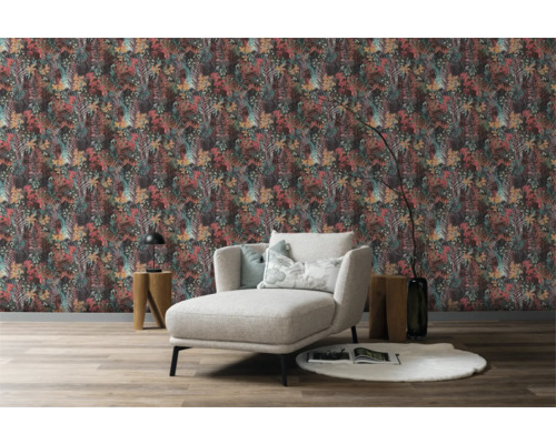 Kamer met bloemenbehang, ligstoel en houten krukken