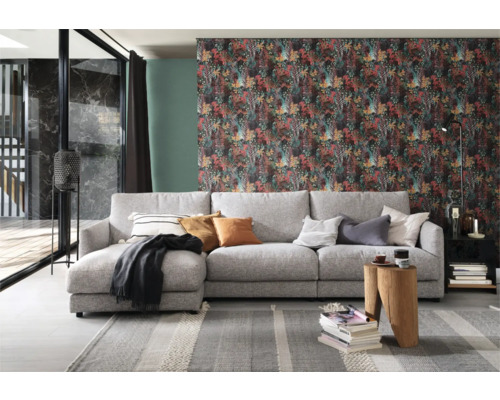 Woonkamer met grijze bank, gedessineerd behang en decoratieve elementen voor een gezellige sfeer.