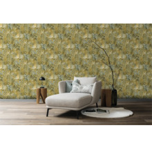 Interieur met bloemenbehang, fauteuil en decoratie