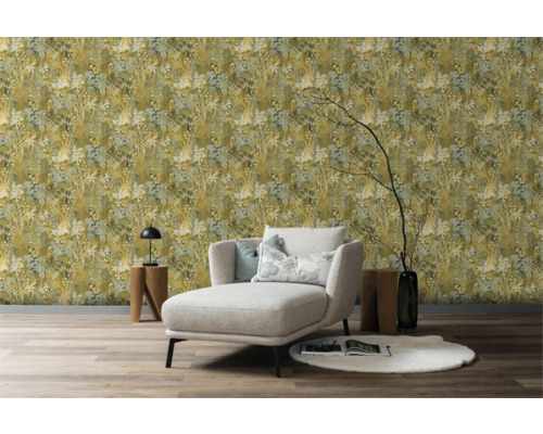 Interieur met bloemenbehang, fauteuil en decoratie