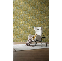 Decoratieve woonkamer met bloemetjesbehang, fauteuil en vloerlamp