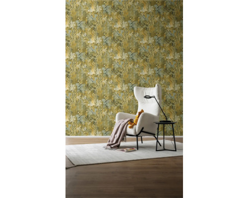 Decoratieve woonkamer met bloemetjesbehang, fauteuil en vloerlamp