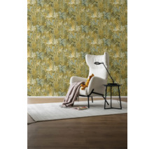 Scene met patroonbehang, fauteuil en vloerkleed voor interieurontwerp