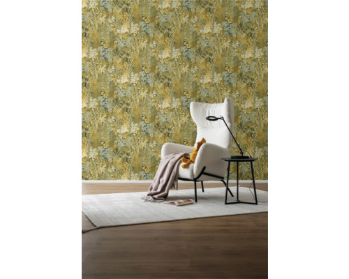 Scene met patroonbehang, fauteuil en vloerkleed voor interieurontwerp