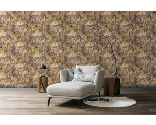 Woonkamer met patroonbehang, fauteuil en bijzettafels