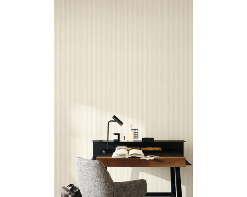 Studeerkamer met bureau, stoel en gestreept behang