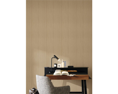 Scene met bureau, lamp, boeken en beige behang met streepmotief