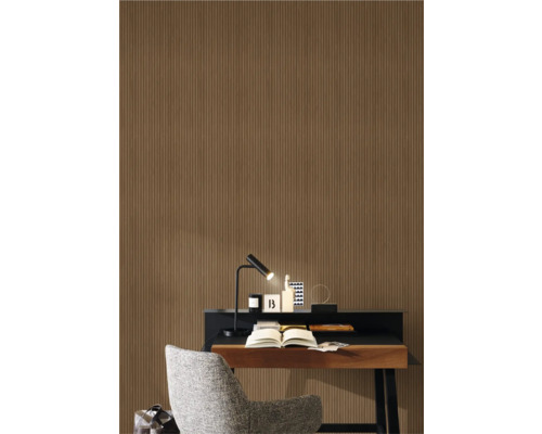 Kameroverzicht met bruin gestreept behang, bureau en fauteuil