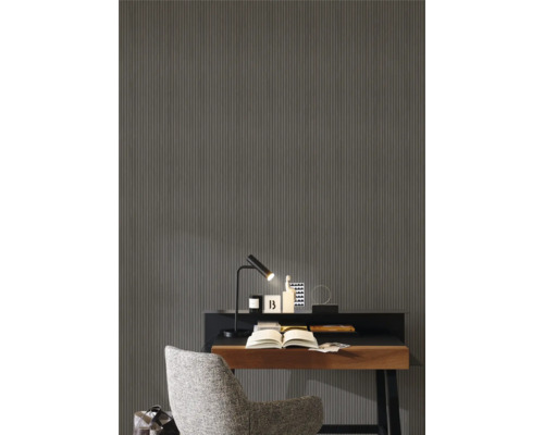 Werkkamer met geribbeld behang, bureau en stoel