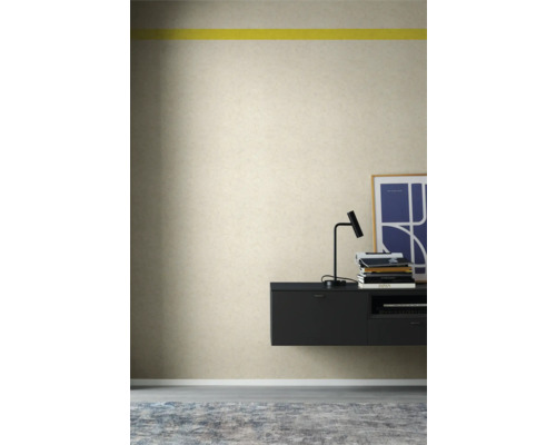 Kamerzicht met beige behang, gele sierstrip, zwart dressoir en vloerkleed