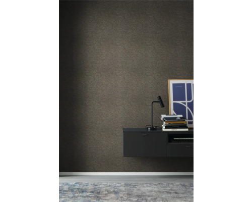 Woonkamer met donker behang, zwevend dressoir, lamp, boeken en tapijt