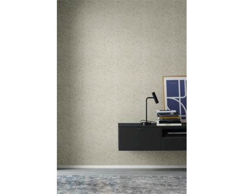 Woonkamer met structuurbehang, tv-meubel en decoratie