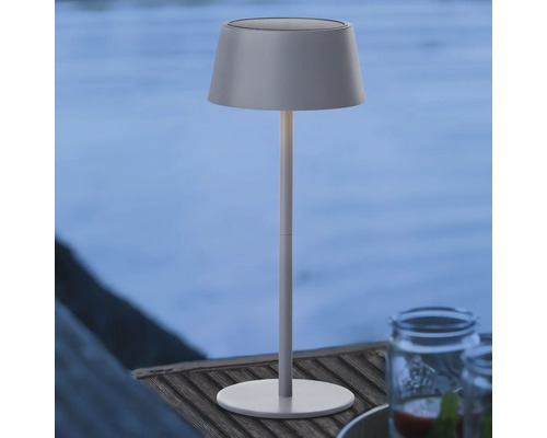 Decoratieve tafellamp voor buiten op een tafel