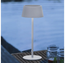 Tafellamp met kap op een tafel