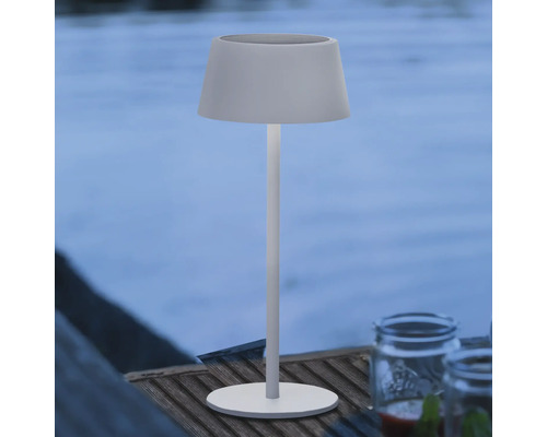 Tafellamp met kap op een tafel