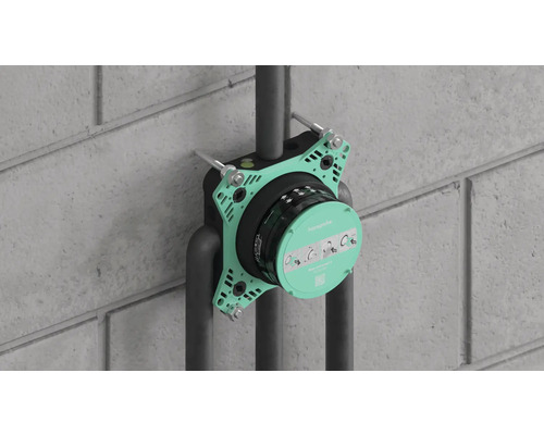 Verwarmingsverdeler met gemonteerde accessoires op een muur