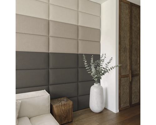 Woonkamer met gestoffeerde wandpanelen, bank, houten kruk en decoratie