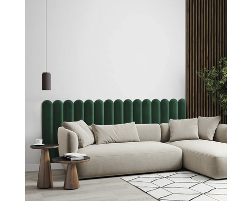 MOLLIS Wandkussen Riviera donkergroen 15x90 cm Woonkamer met beige hoekbank, donkergroen wandpaneel en houten accenten