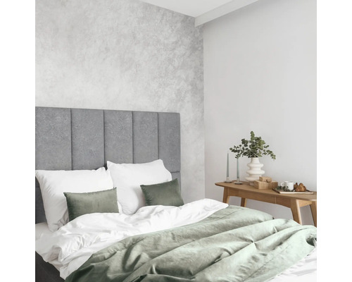 Lichte slaapkamer met bed, nachtkastje en decoratie