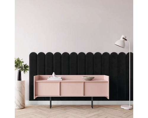 MOLLIS Wandkussen Riviera halfrond zwart 15x90 cm Interieurscène met dressoir, wandpaneel en vloerlamp in een lichte ruimte.
