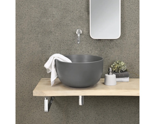 Moderne badkamer met opzetwastafel, spiegel en houten tafelblad