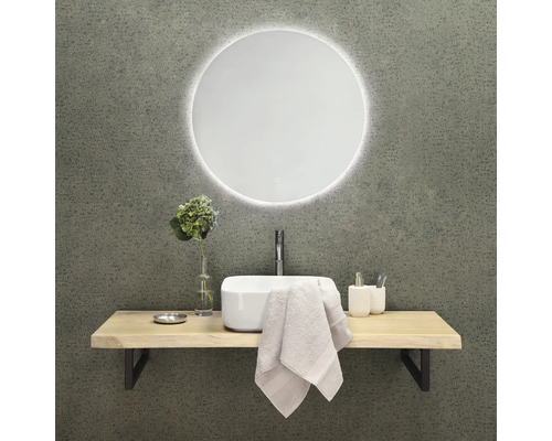 Moderne badkamer met ronde spiegel, wastafel en houten plank