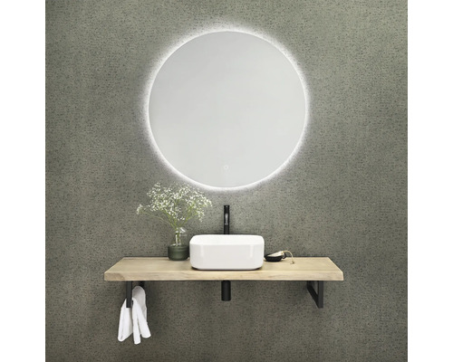 Badkamer met ronde spiegel, waskom en houten plank