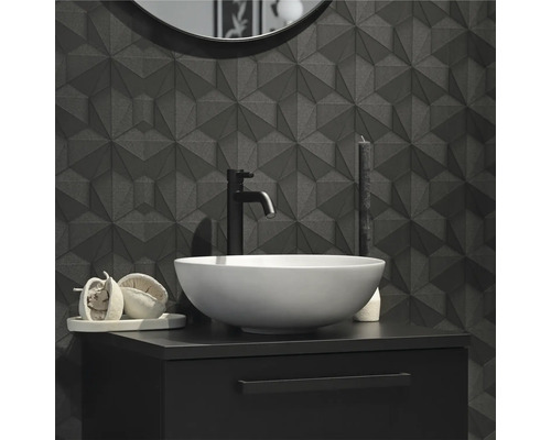 Moderne badkamer met geometrische wandtegels, waskom en onderkast