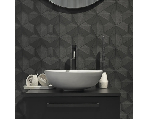Moderne badkamer met wastafel, kraan en geometrische wandbekleding