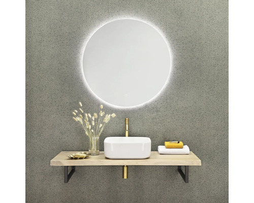 Moderne badkamer met ronde spiegel met verlichting, wastafel en houten plank