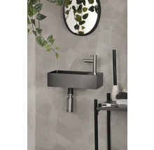 Moderne badkamer met een grijze wastafel, een spiegel en decoratieve elementen