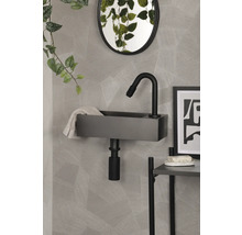 Moderne badkamer met wastafel, kraan, spiegel en opbergrek.