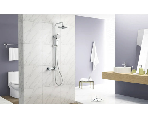 Badkamer met doucheset, toilet en wastafel