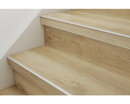 Trap met houten treden en trapkantprofiel